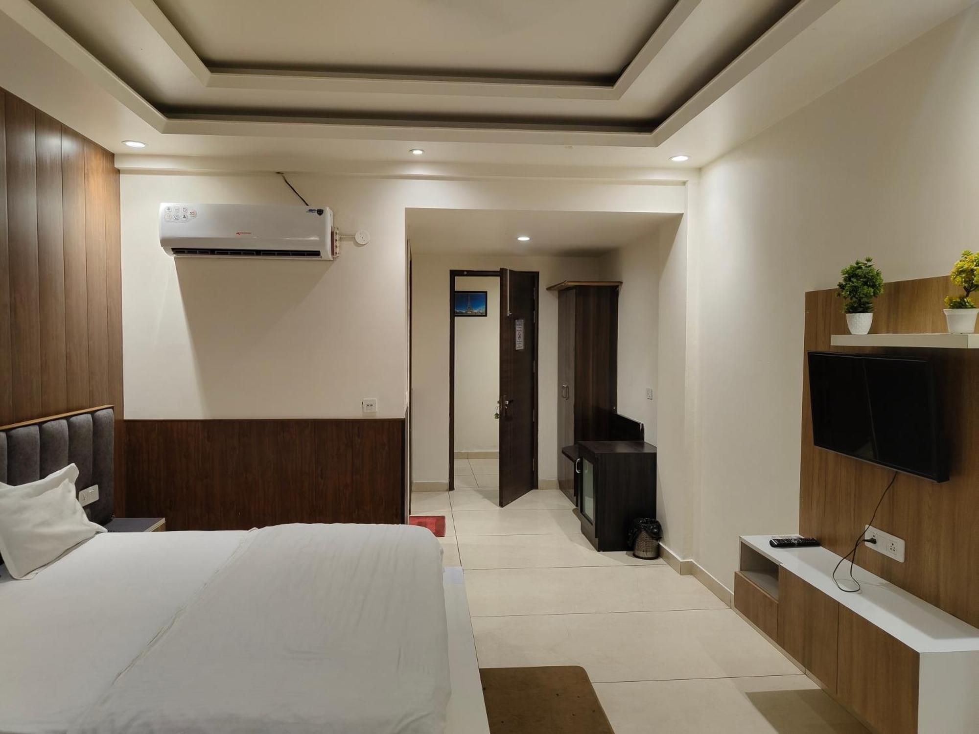 Hotel Skylark & Banquet Palwal Exterior photo